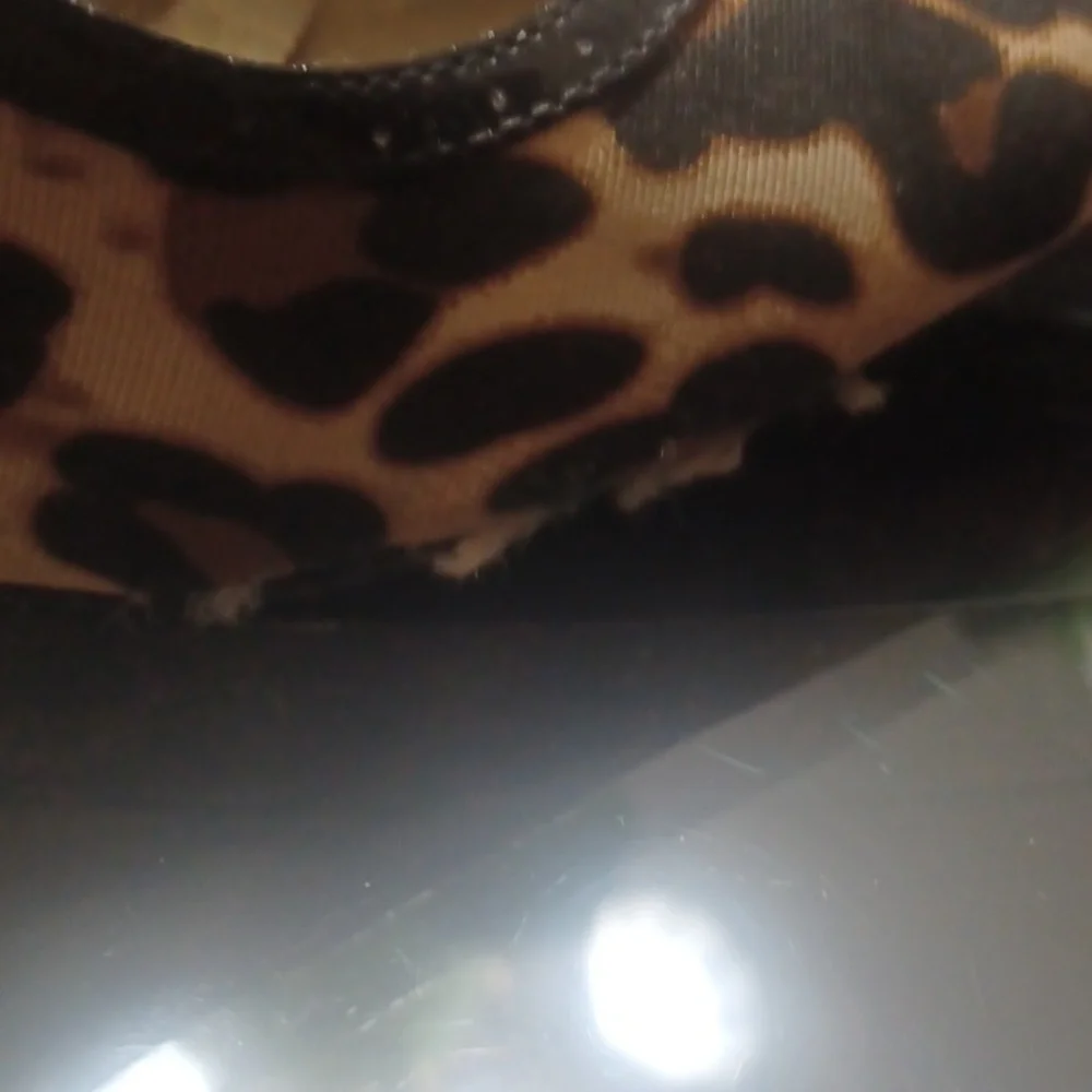 8 5 GUESS HEELS, LOTS OF LIFE LEFT!!